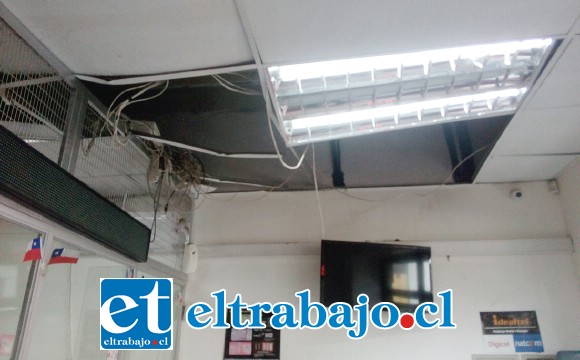 Daños en el techo provocaron delincuentes, como se aprecia en la imagen.