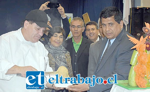 El alcalde Claudio Zurita recibió del chef Rodrigo Zamorano el plato para su degustación.
