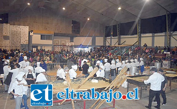 Más de 1.500 porciones fueron repartidas en el evento, el gimnasio estuvo lleno de gente durante la masiva actividad.