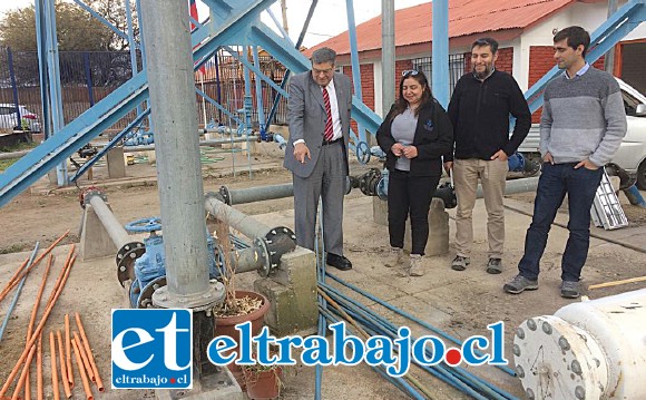 El Core Rolando Stevenson Velasco junto a los profesionales de la Seremi de Energía y representantes del APR Quebrada Herrera muestra la planta.