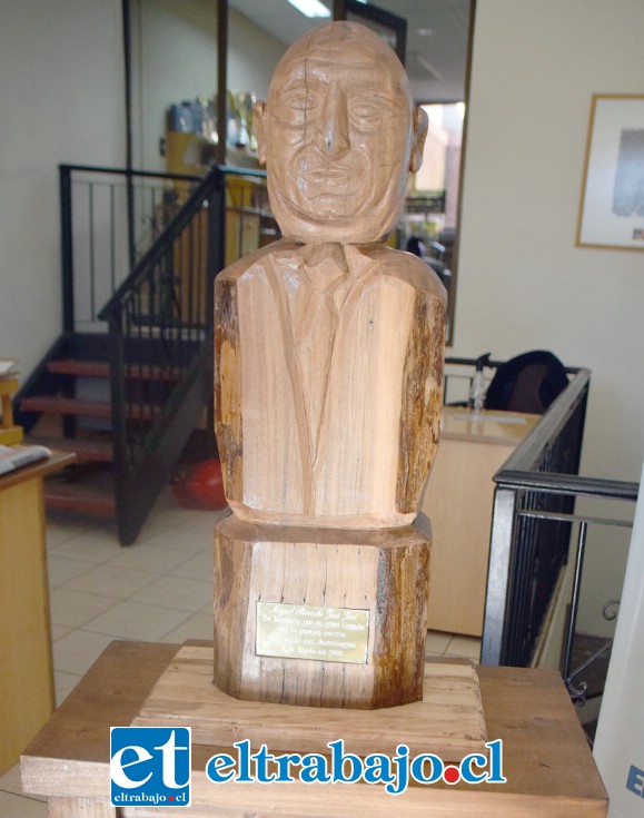 DIGNO RECUERDO.- Este es el busto en honor al extinto director de Diario El Trabajo, Miguel Ricardo Juri Juri.