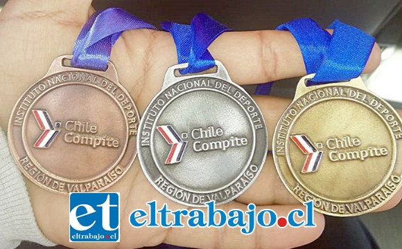 LA COSECHA.- Aquí vemos varias de las medallas que este joven atleta se ha ganado haciendo lo que más le gusta.