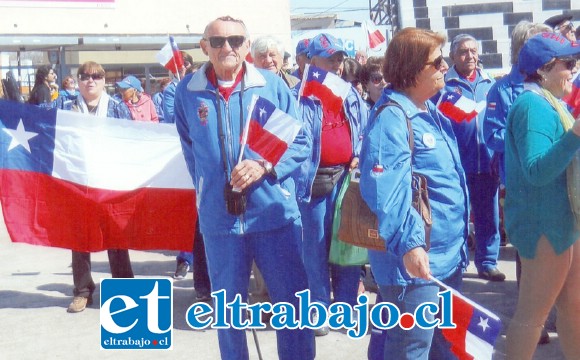 DESFILANDO.- También desfilaron por las calles de la ciudad anfitriona de este encuentro internacional de coros de adultos mayores.