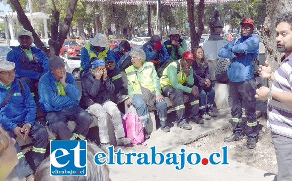 INCERTIDUMBRE.- Miguel Santana expuso las pautas a seguir a estos empleados de parquímetros, si es que quieren recuperar sus pagos atrasados y autodespedirse.