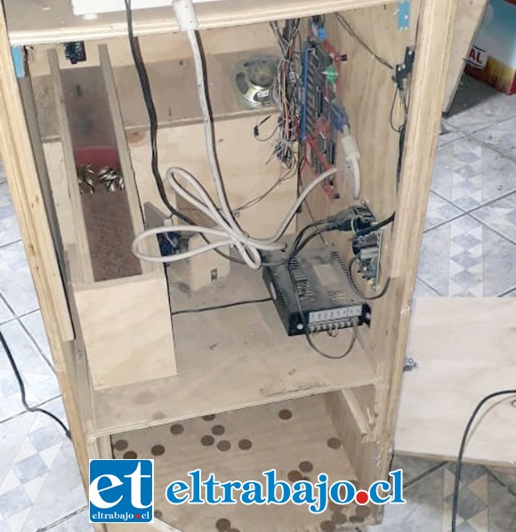 El sujeto descerrajó la máquina para sacar nada menos que cien mil pesos en monedas de 100.