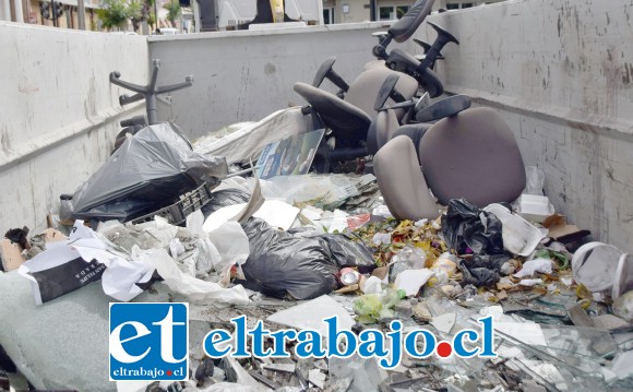 TRAS EL HURACÁN.- Algunos muebles también quedaron inservibles tras los ataques al edificio.