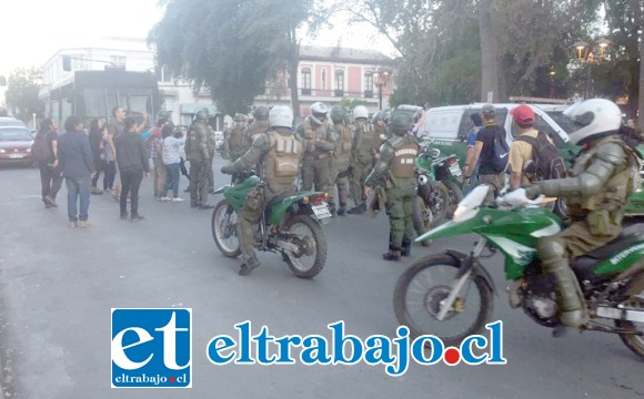 Carabineros dispersando a los manifestantes en el centro de la comuna de San Felipe.