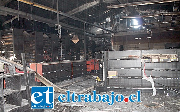 Si bien el recinto permanecía cerrado desde el 12 de noviembre, la noche del jueves una turba de antisociales volvió a ingresar sustrayendo lo poco que quedaba y prendiendo fuego.