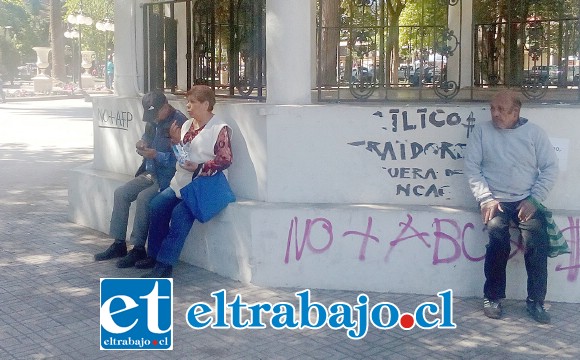 Estos vecinos aprovecharon este recurso de cemento para descansar.