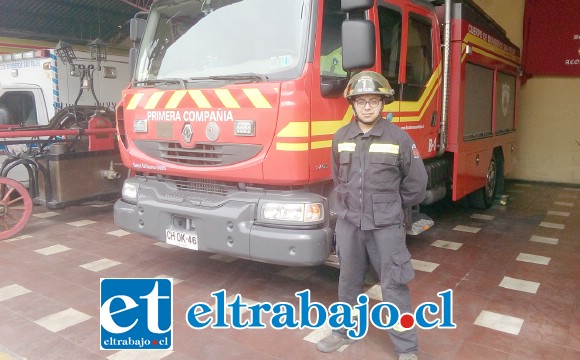El cuartelero Felipe Mancilla Cruz junto a carros del cuartel de la Primera Compañía de San Felipe.