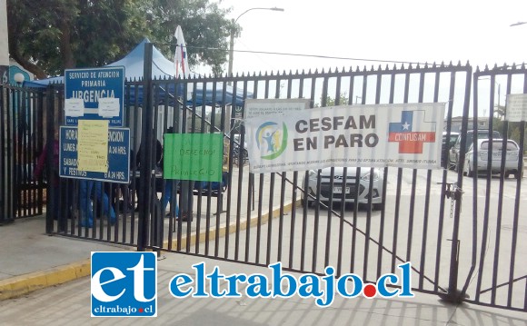 En la cerrada reja del Cesfam los letreros que indican que el centro de salud familiar se encuentra en Paro.