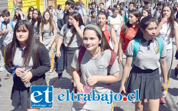 LA JUVENTUD SE IMPONE.- El calor no les detuvo, gritaron sus reclamos, expresaron su malestar y marcharon con dignidad.