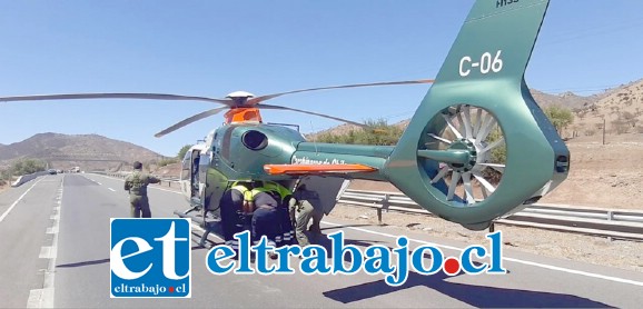 El momento cuando uno de los niños fue ingresado hasta el helicóptero de Carabineros para ser trasladado de urgencias.