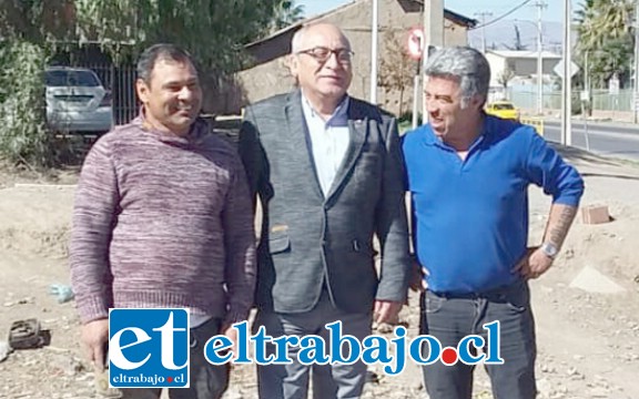 El Seremi de Transporte José Emilio Guzmán al medio de los dos destacados dirigentes sociales Miguel Torres de Condominio Peumayén y Marcos Brito.