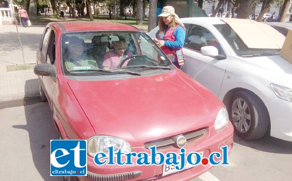 Rosa Olivares cobrando un estacionamiento en el centro de San Felipe, feliz de volver al trabajo.