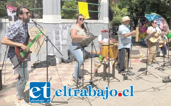 SON D’ ESQUINA.- Aquí vemos a estos músicos sanfelipeños tocando alegremente el mejor Son cubano en la Plaza de Armas de Los Andes.