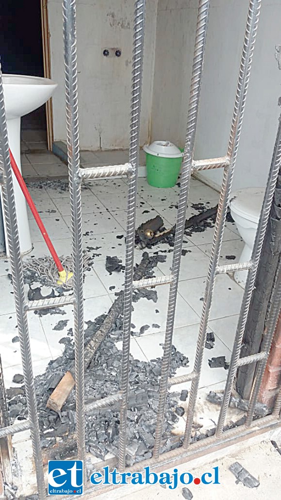 Daños en la puerta producto del intento de incendio en el campo de entrenamiento.