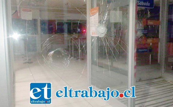 La oficina de ServiEstado de Calle Santo Domingo fue apedreada por manifestantes.