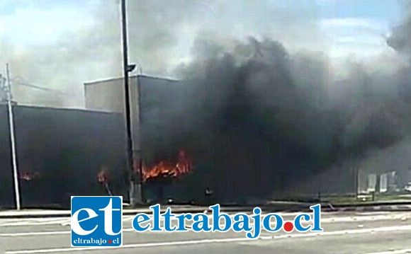Encapuchados incendiaron las oficinas administrativas del Peaje Las Vegas de Llay Llay.