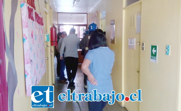 Bomberos se hizo presente en la emergencia, recorriendo el lugar para dar con el foco de las nauseabundas emanaciones.