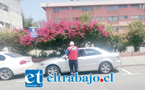 A partir de ayer lunes volvieron a las calles los cobradores de parquímetros, servicio que reporta 14 millones de pesos al municipio.