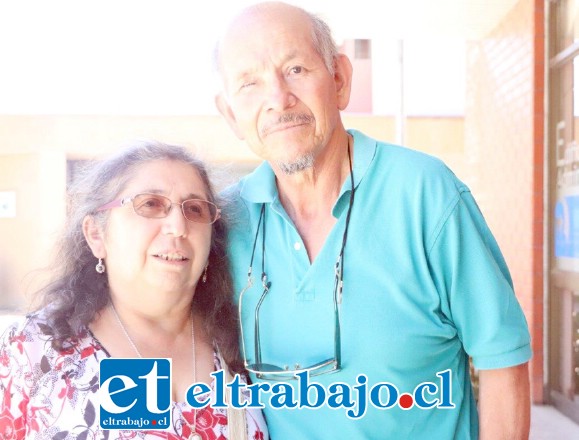 Aquí lo vemos en compañía de su esposa Jacqueline Figueroa.
