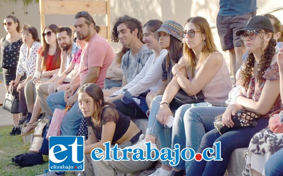 HIPNOTIZADOS.- Amigos, familiares y público en general de las artistas disfrutaron complacidos del gran espectáculo ofrecido.