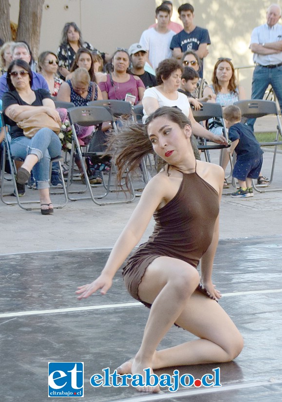 IMPECABLE BAILARINA.- Esta despampanante bailarina sanfelipeña, Yulisa Moyano Artizaga, impresionó a los presentes con su talentosa presentación.