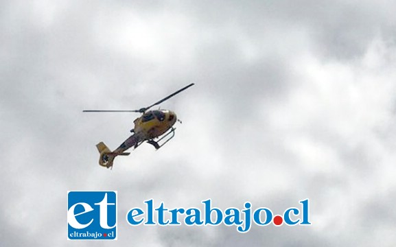 Hasta un helicóptero de la Conaf estuvo en las labores de reducción del incendio.