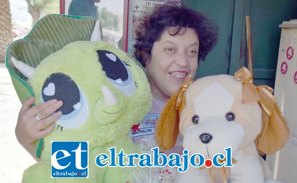 LA REGALONA.- Alejandra Valdés, la regalona del barrio que obsequiará este sábado sus nuevos peluches a los niños del sector.