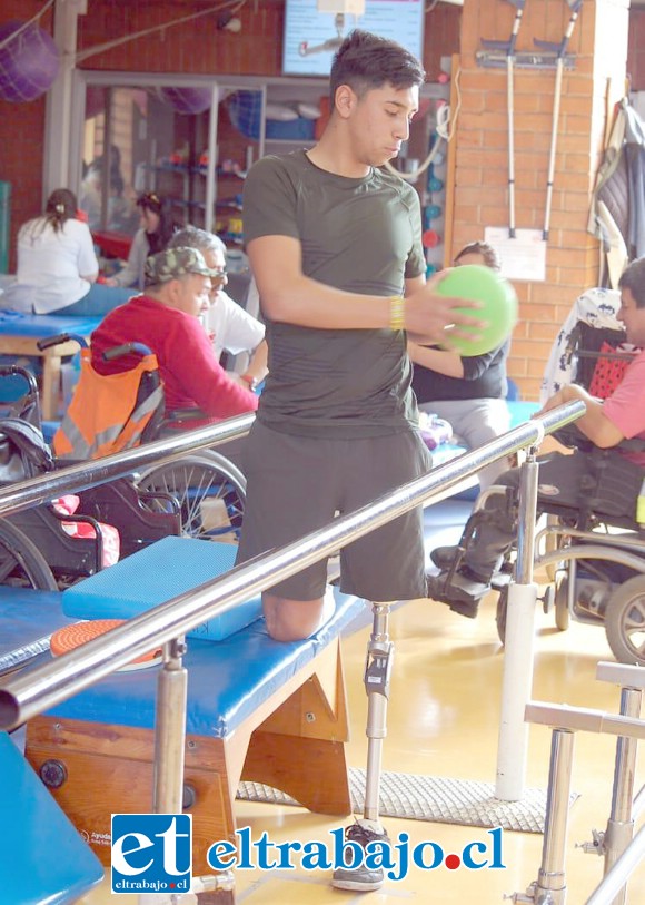Santiago Poblete Arredondo, exalumno del Liceo Industrial de San Felipe, lucha por volver a caminar y ser el deportista que tanto anhela.