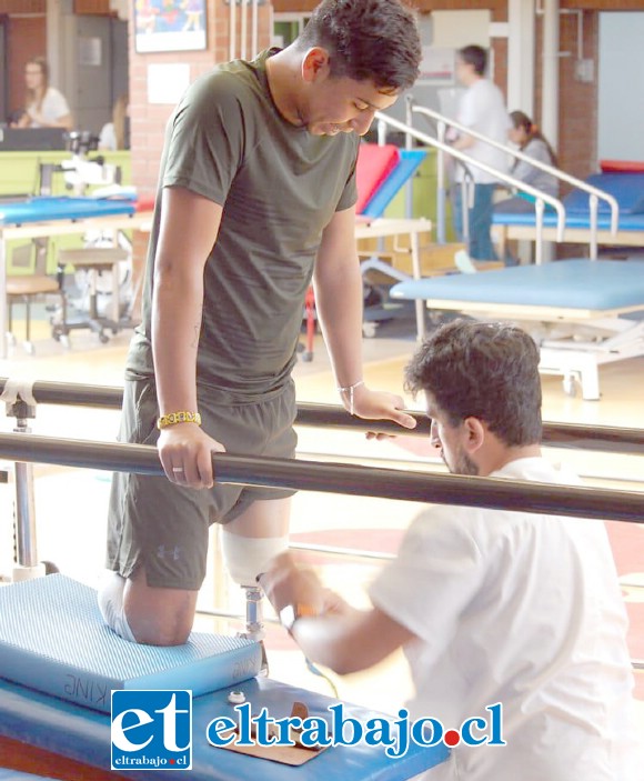 El joven sigue recibiendo una terapia intensiva en la Fundación Teletón en la región Metropolitana.