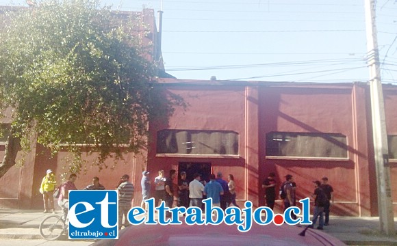 Un grupo de trabajadores esperando afuera de la planta para la reunión con el liquidador.