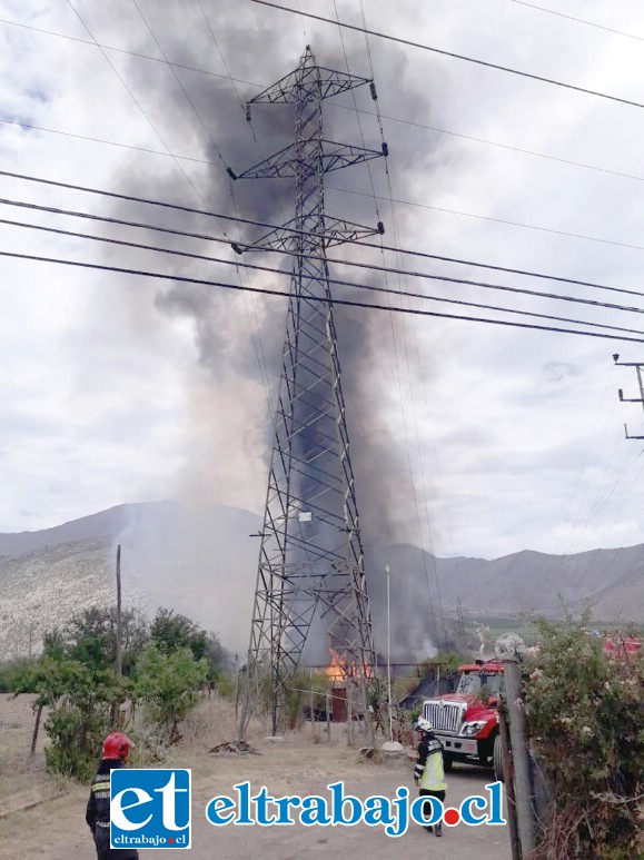 Las llamas alcanzaron los cables de alta tensión que proveen electricidad a las provincias de San Felipe y Los Andes.