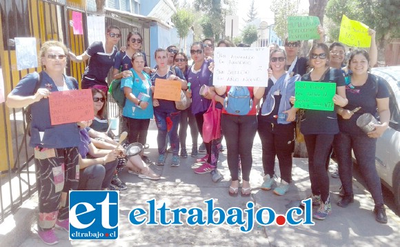 Las educadoras de párvulos del jardín infantil ‘El Rincón de los Angelitos’ realizaron una protesta ayer frente a las oficinas de la DAEM.