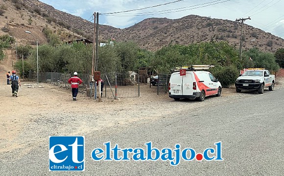 Personal de Chilquinta realizando las labores de investigación de la fuga eléctrica durante la jornada de ayer domingo.