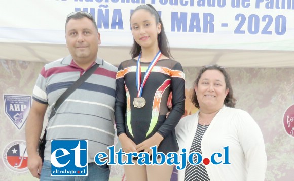 MUY REGALONEADA.- Aquí la vemos con sus padres Alexis Aguilera y Paula Donoso, recientemente en Viña del Mar.