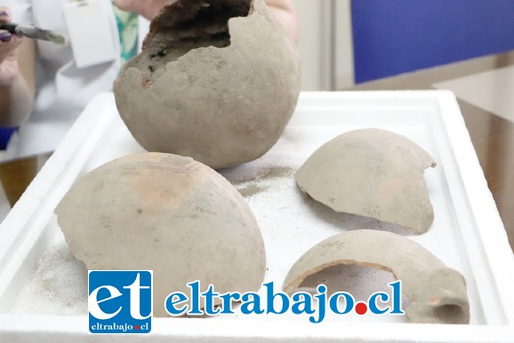 Vasijas de greda que podrían pertenecer a los pueblos originarios que habitaron la región hace siglos, fueron encontrados en las obras de construcción del resonador magnético que se realizan en el Hospital San Camilo.