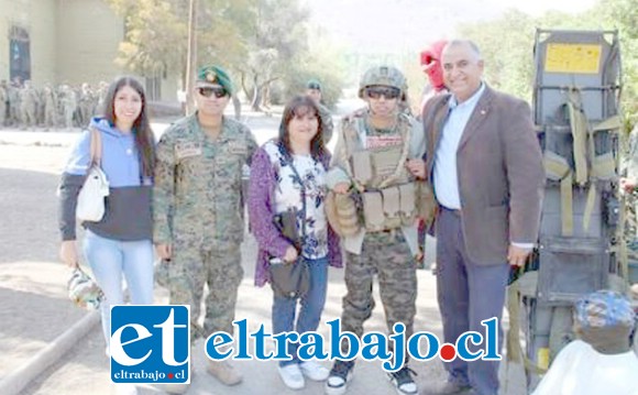 Antonio vestido de militar junto a familia, concejal y militares.