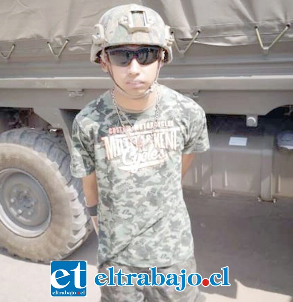 Antonio vestido de militar.