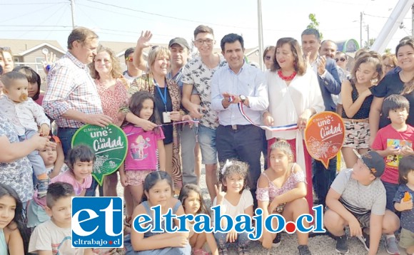 Aquí vemos a varios vecinos que vivían en San Felipe ahora como propietarios de su propia vivienda.