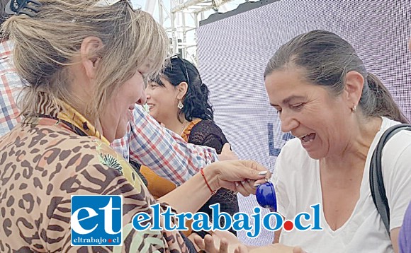 Esta vecina no pudo contener la emoción cuando Patricia Boffa le entregó las llaves de su propia casa.