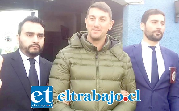 Germán Corengia cuando salía del cuartel de la PDI en San Felipe con destino al control de detención.