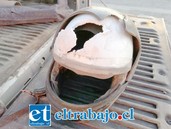 Este es el casco que según su madre le salvó la vida. Así quedó tras el accidente.