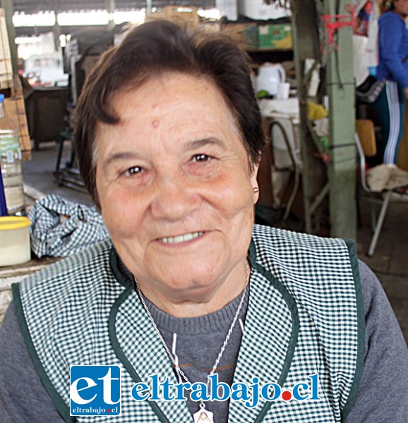 Eliana Salinas, feriante: «Desde hace casi 30 años vendo frutas aquí, creo que las ventas han mermado desde que llegó la Pandemia».