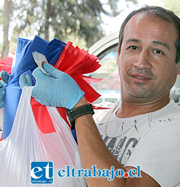 Pedro Núñez, feriante: «Vendo granos y bolsas plásticas, la venta no está difícil, lo que cuesta es conseguir productos en Santiago para traer a mis clientes».