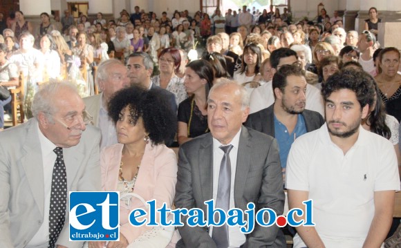 FAMILIA UNIDA.- Familiares y amigos íntimos de Leticia y el alcalde Patricio Freire estuvieron muy de cerca confortando a los hermanos, sobrinos y primos de la contadora.