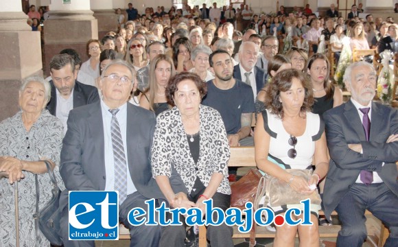 CATEDRAL LLENA.- La Iglesia Catedral estuvo totalmente llena, cercanos a la familia también debieron esperar para acercarse a despedir a Leticia.