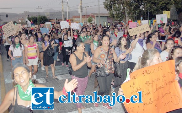 MULTITUDINARIA VOZ.- Muy potentes fueron las voces que de las mujeres aconcagüinas se oyeron durante las dos jornadas 8M del domingo y lunes en las calles de San Felipe.