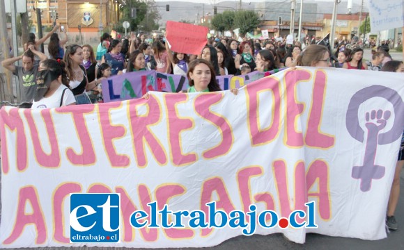 EN LETRAS GRANDES.- Grandes pancartas fueron exhibidas a lo largo de la caravana humana que desfiló por las avenidas sanfelipeñas.